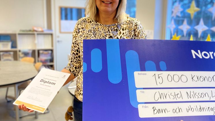 Christel Nilsson på Linnéskolan vann medarbetarnas pris Goda insatser. För pengarna vill Christel köpa böcker till barnen.