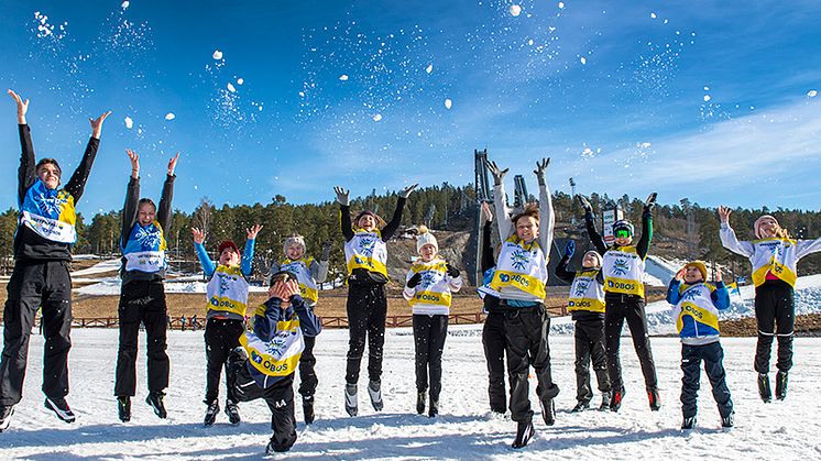 Gymnasieelever och barn jublar under en Alla på snö-dag på Lugnet i Falun. Foto: Trons.