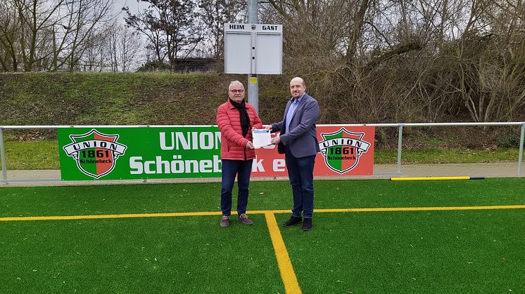 Besiegelten die gemeinsame Zusammenarbeit, um den Nachwuchssport in Schönebeck weiter voran zu bringen: Frank Rüchardt, Präsident von Union 1861 Schönebeck (links im Bild), und Sebastian Lösch, Niederlassungsleiter der Veolia Wasser Deutschland GmbH.
