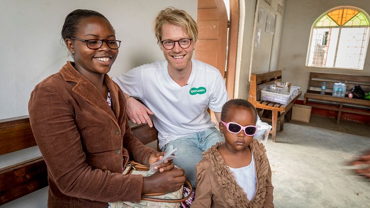 TV-kjendis og Specsavers ansikt utad Eilev Bjerkerud var med under siste tur til Tanzania i vår. Nå oppfordrer han alle brillebrukere til å levere inn sine brukte briller til nærmeste Specsavers-butikk.