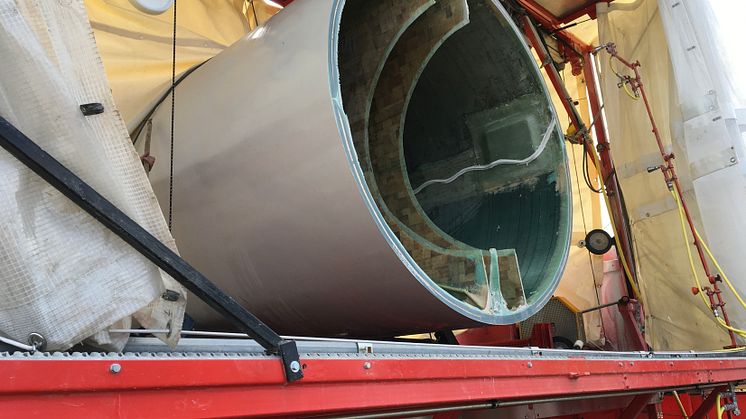 Die mobile Rotorblattsäge zerkleinert vor Ort ein Rotorblatt 
