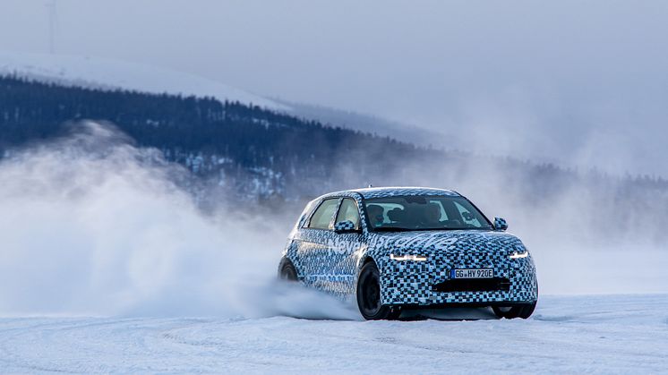 En prototyp av IONIQ 5 N vintertestas på Arjeplogs frusna sjöar.