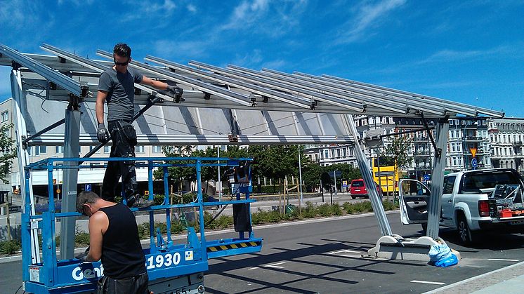 Solcellstaket till Helsingborgs elbilspool monteras på parkeringsplatsen söder om Knutpunkten