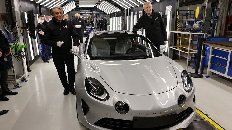 Luca de Meo, VD Renault Group, med Frankrikes finansminister Bruno Le Maire i Alpine-fabriken