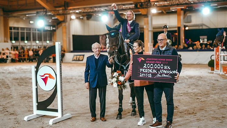Fredrik Jönsson red för guld på sin VM häst Cold Play och tog hem segern i söndagens sista klass Jönköping Horse Show Grand Prix. 