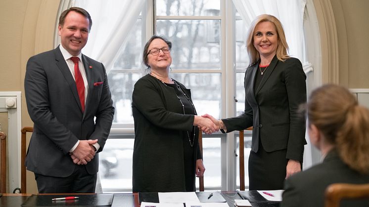 Från vänster: Asbjörn Ejsing, Head of Managed Infrastructure,  Ingela Lindh, Stadsdirektör, Stockholms stad och Karin Schreil, vd på Fujitsu i Sverige