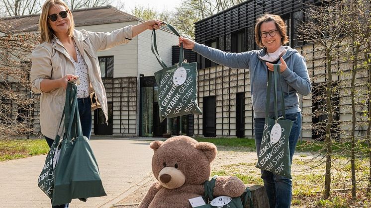 Die Gemeinsam-Stark-Beutel nahm Kerstin Stadler hocherfreut vor dem Kinderhospiz Bärenherz entgegen