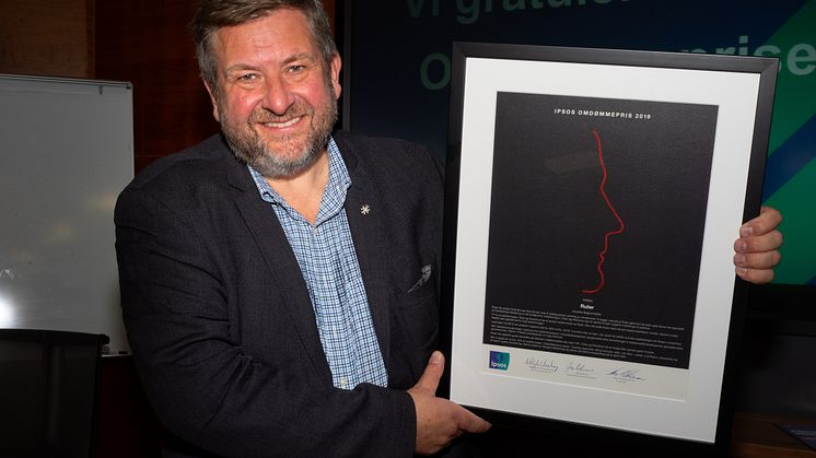 På vegne av Ruter mottok administrerende direktør Bernt Reitan Jenssen i dag Ipsos omdømmepris for 2019. Foto: Ipsos Norge