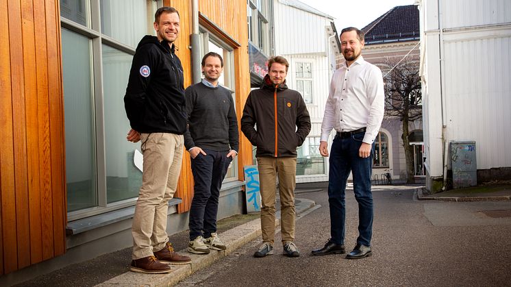 Fornøyd: Ivar André Toms (t.v.), Benjamin Abrahamsen og Martin Aas Ødegård, med daglig leder i Trainor Elsikkerhet AS,  Stian Martinsen.