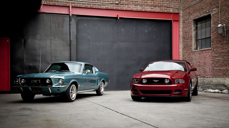 Ford Mustang feirer 50-årsdagen i Empire State Building og samler entusiaster fra hele verden.