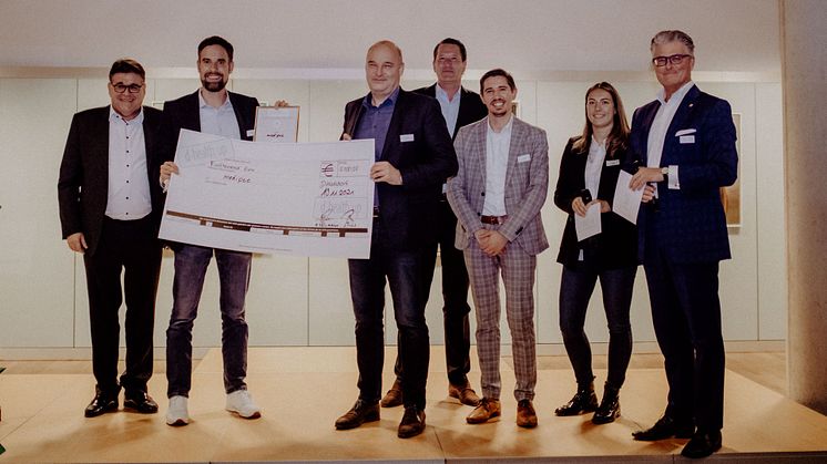 V.l.n.r: Rolf Fellmann, Angel Engine e.V, das Siegerteam Thomas Prokopp und Frank Willems von medipee, Joachim Poetsch, MED+, Manuel Schäfer, AOK, Theresa Lentes, apoBank und Andreas Meyer-Falcke, Landesregierung NRW (Foto: Karina Vilenskaja) 