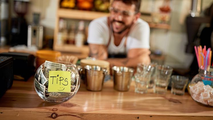Fra 2019 har arbeidsgivere hatt ansvar for å trekke skatt, betale arbeidsgiveravgift og innrapportere naturalytelser ansatte har fått fra tredjeparter, og tilsvarende for tips ansatte får fra kunder.  FOT