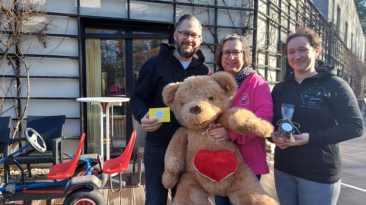 Saskia und Danny Penno mit Kerstin Stadler von Bärenherz (Mitte)