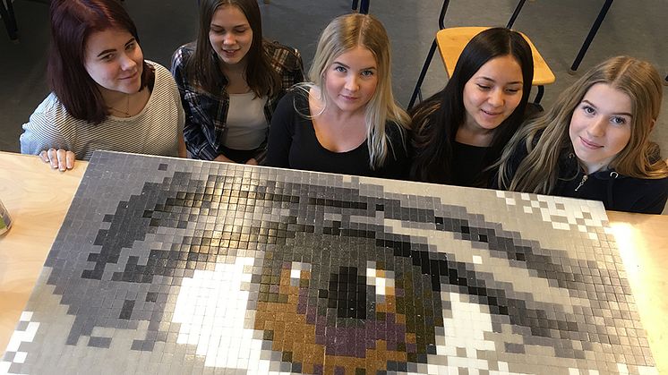 Verket "Se mig – jag ser dig" på Lillåns skola i Örebro, konstnär Maria Ängquist Klyvare