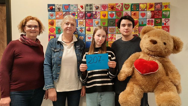 Rita Knobloch, Elvira Wegner, Anna Schmidt und Carl Jaenicke präsentieren stolz ihre Spendensumme