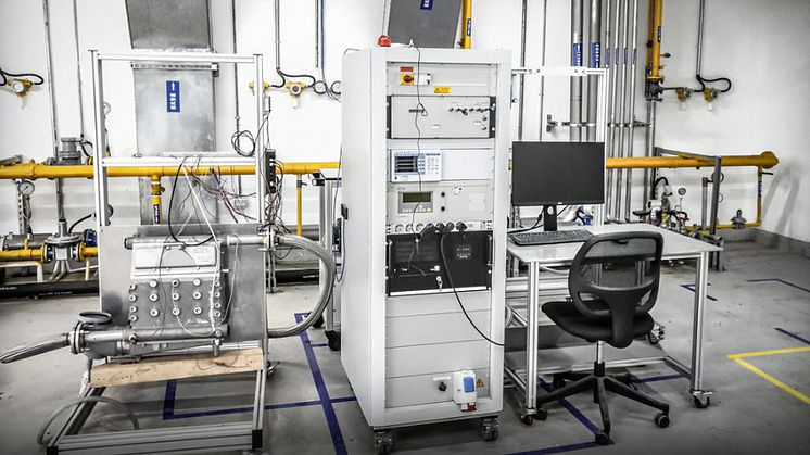 På de tre testbänkarna i laboratoriet i Shanghai kan ebm-papst ingenjörer mäta utsläpp, till exempel CO2- eller syrekoncentration, tryck och olika elektriska parametrar. (Foto: ebm-papst)