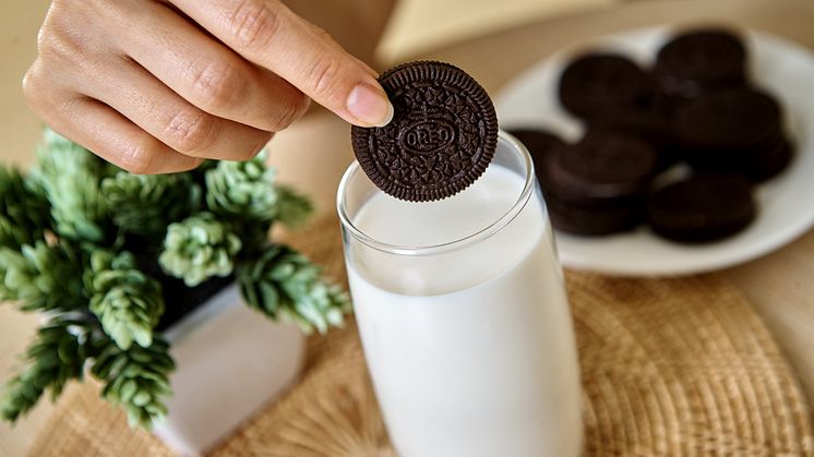 Rituál „Otoč, oblíž, omliekuj“: OREO môžete omliekovať celé naraz, alebo ho napríklad rozdeliť na dve časti, olízať krém a namočiť do mlieka až potom.