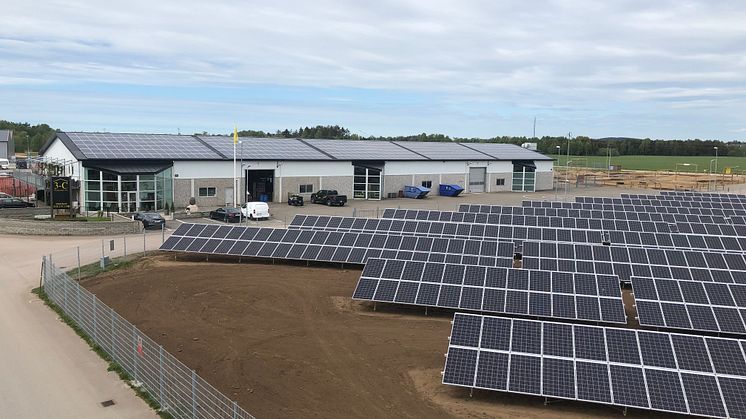 Med solpaneler på fabrikstak och tvärs över vägen klarar Falkenbergsföretaget 3C, tillverkare av CC-Fönsterdrev, sin egen energiförsörjning.