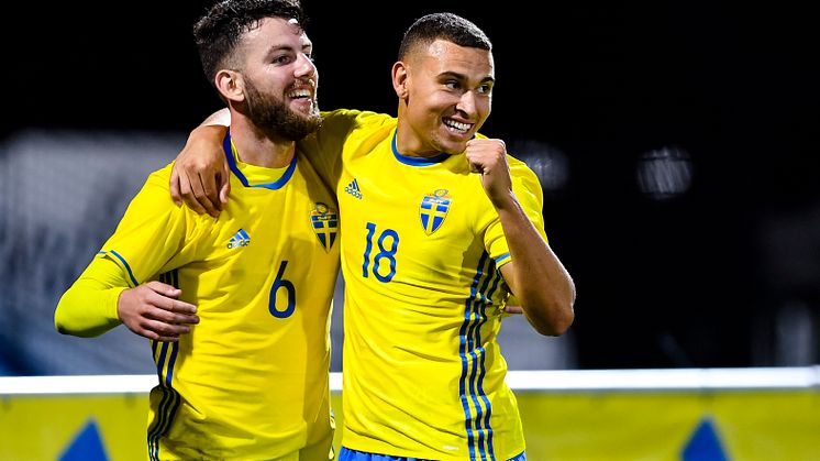 U21-herrlandslaget spelar EM-kvalmatch mot Malta 10 oktober på Olympia. På bild: Erdal Rakip och Jordan Larsson.  Foto: SvFF/Bildbyrån.