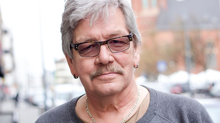 Sedan tre år jobbar Bosse Pettersson på Ria Hela Människan vid Gustav Adolfs torg. Hit kommer folk för att fika och umgås. Den som är hemlös kan få sig en dusch, en omgång rena kläder och en kopp kaffe.