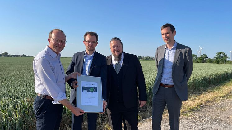 Ein Lob für den Umwelt- und Klimaschutz: Staatsminister Wolfram Günther (links) übergab in Raitzen dem Veolia-Team mit Geschäftsführer Thomas Kühn, Michael Kansy und Dr. Matthias Staub (v.l.n.r.) die 100. Urkunde der Umwelt- und Klimaallianz Sachsen.
