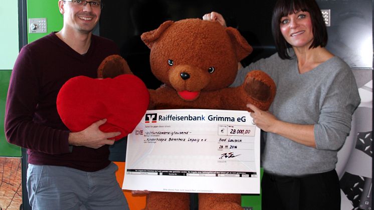 Spendenübergabe im neuen Firmensitz in Bad Lausick: Firmenchef Jörg Trautner mit Mona Meister vom Kinderhospiz Bärenherz