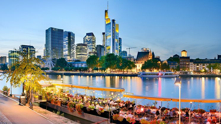 Skyline seen from the restaurant Bootshaus on the river Main © GNTB Francesco Carovillano