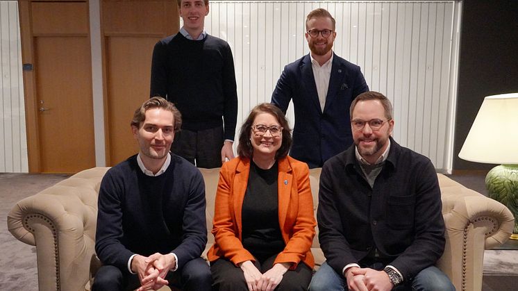 Främre rad: Jesper Eliason VD Bodil, Åsa Davidsson Vvd & Marknadschef HusmanHagberg, Johan Crafoord, Marknadschef Bodil. Bakre rad: Johan Lanner, Finanschef Bodil, Fredrik Kjell VD HusmanHagberg.