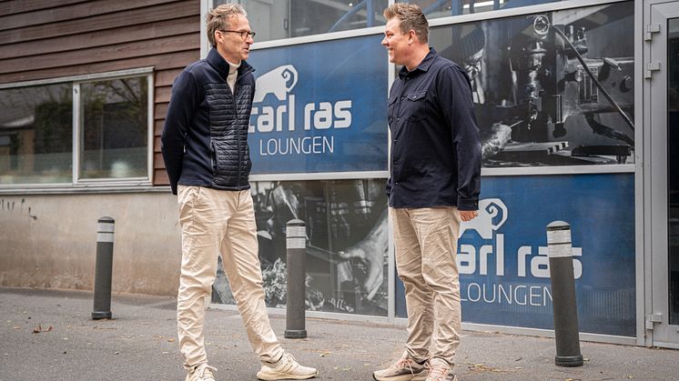 Stærke bånd skabes i dialog – Gorm Rasmussen (tv.) og Andreas Byder (th.) i samtale om fremtidens fællesskab. Fotokreditering: Rasmus Falck.