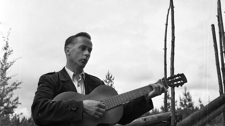 Vidar Sandbeck var en multikunstner - noe som gjenspeiles i statuttene for kulturprisen "Regnbågåbrua". Foto: Dagfinn Grønoset/Anno Glomdalsmuseet