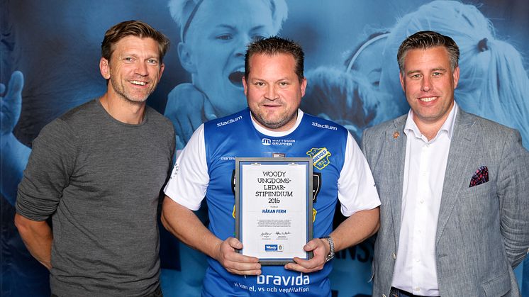 Håkan Ferm från Oddevold tar emot Woody Ungdomsledarstipendiet. Här tillsammans med Jesper Blomqvist och Mikael Tykesson.