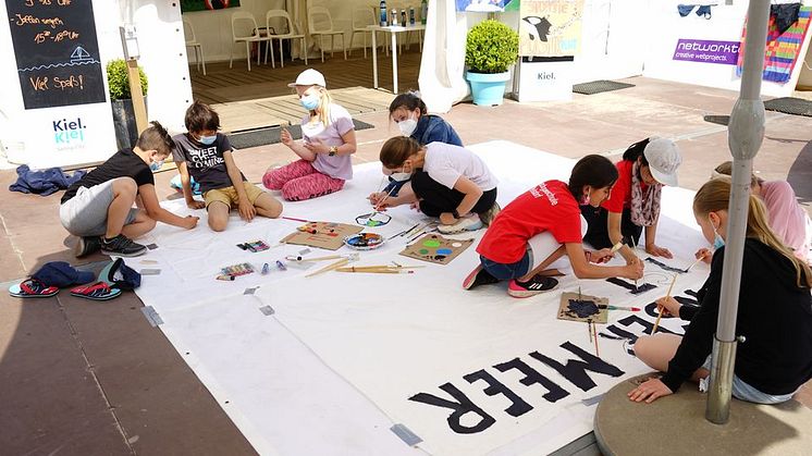 Aus Müll einzigartige Kunstwerke erschaffen! Die Künstler Robert Hecht und Dorien Lantin zeigen Kindern und Jugendlichen wie es geht. 