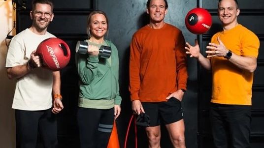 Från vänster till höger: Anders Hinn och Jeanet Corvinius från Byggcheferna tillsammans med idrottscoacherna Jonas Colting och Jojje Borssén