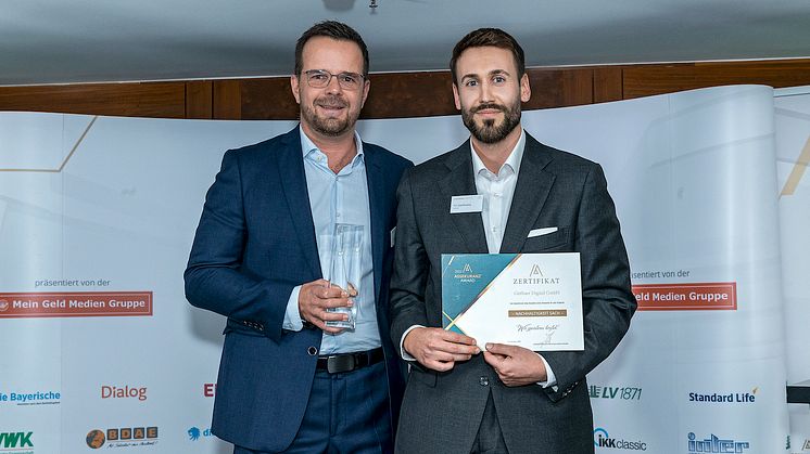 Stefan Liebig, Leiter Partnervertriebe, und Tim Stauffenberg aus dem Nachhaltigkeitsmanagement der Gothaer mit dem Assekuranz Award