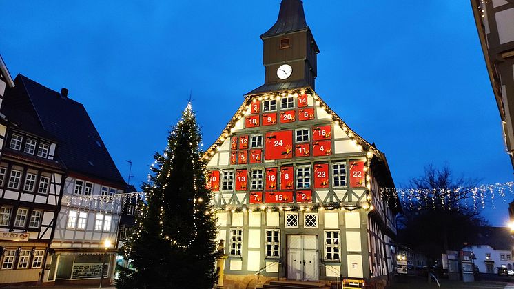 Altes Rathaus Uslar mit Riesen-Adventskalender (c) Touristik-Information Uslar, C. Filpe.jpg