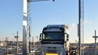 Första lastbilen har rullat igenom APM Terminals nya självservice port