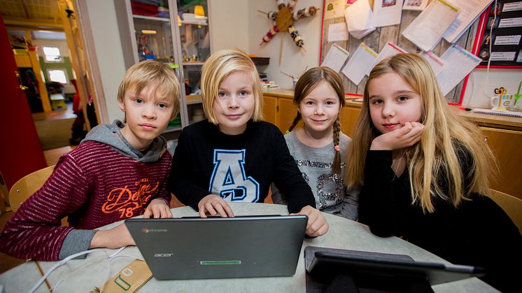 Barn använder datorer i sin undervisning. Foto: Michael Folmer/Mostphotos