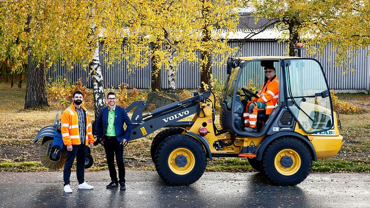 Azad Miro, biträdande avdelningschef på Peab Drift & Underhåll och Björn Sandvall, teknisk förvaltare på Castellum i Västerås, framför den Volvo L25 Electric som ska sköta snöröjningen i vinter.