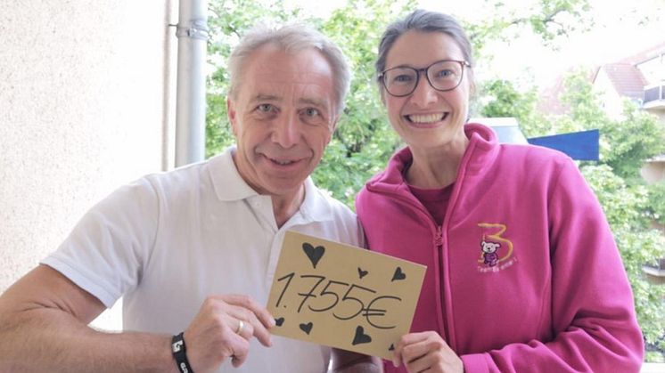 Strahlen vor Freude: Stefan Bräuer überbringt Ulrike Herkner von Bärenherz persönlich die tolle Spende