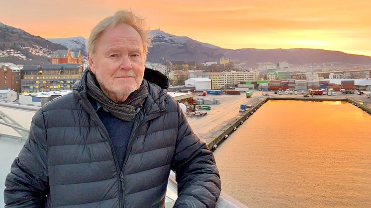 Ørnulf Opdahl på dekk på Havila Capella i forbindelse med at han var om bord for å henge opp bilder og keramiske fat.