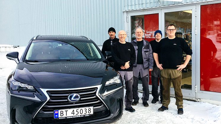 Klar for jubileumsfeiring: Roger Nilsen (t.v), Ragnar Rasmussen, Geir Haarvik, Ragnvald Lynghaug og Andreas Rasmussen (t.h) fra Nordvik Glomfjord. Foto: Nordvik AS.