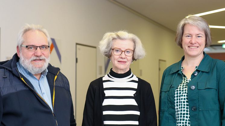 Bei der Verabschiedung in den Ruhestand: Personalratsvorsitzender Andreas Förstermann, Dr.in Frauke Gruben und Universitätspräsidentin Prof.in Dr.in Verena Pietzner
