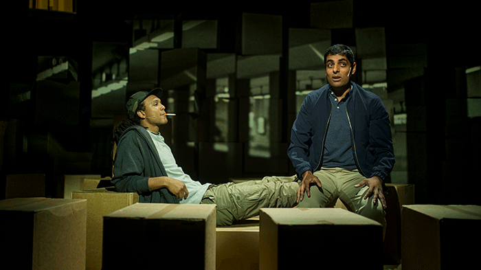 Jamal (Gaute Adela Aastorp Cudjoe) og Mo (Manish Sharma) veks opp i same oppgang i Tante Ulrikkes vei på Stovner i Oslo, men har svært ulike liv. Foto: Erika Hebbert.