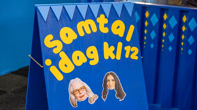 Gatupratare Marianne Lindberg de Geer och Sara Nazari