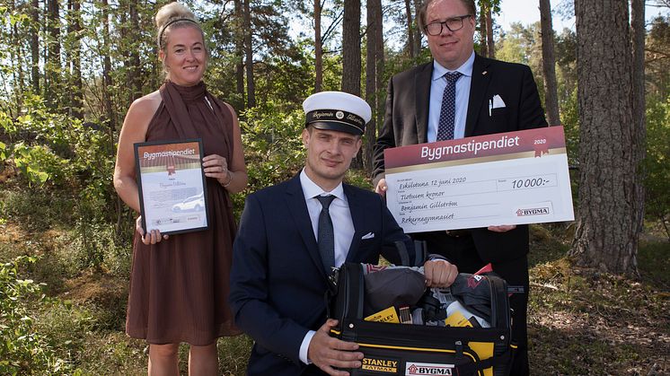 Årets Bygmastipendiat i Eskilstuna Benjamin Gillström här omgiven av biträdande rektor Sofia Rytterström och Bygmas Carl-Johan Insulander. Foto: Alice Öberg.
