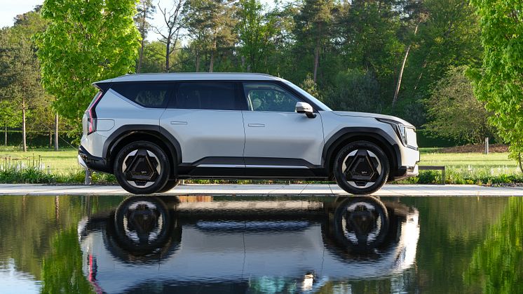 KIA_EV9-Baseline-Static-hires_02