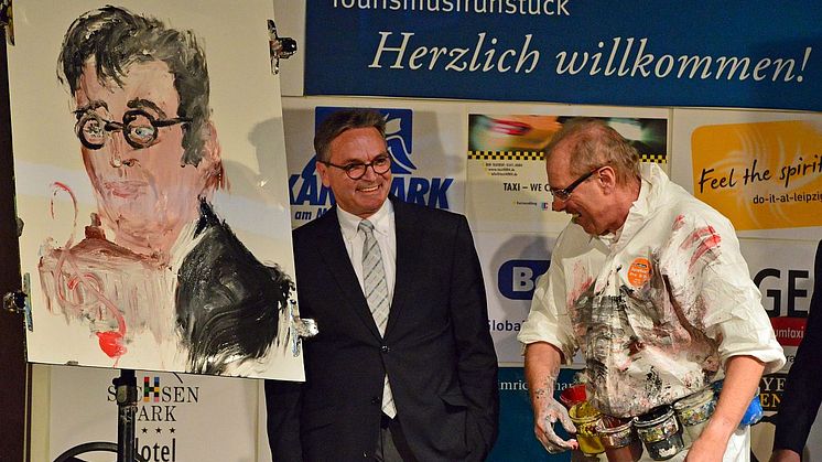Prof. Ulf Schirmer, Gewinner in der Kategorie "Persönlichkeiten", wird von Künstler Jo Herz verewigt