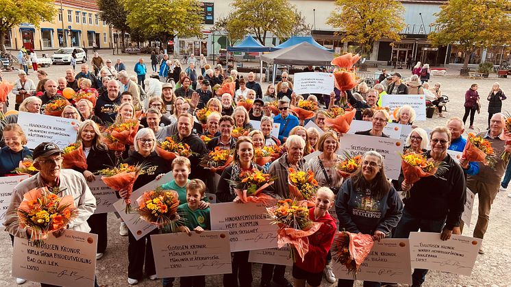 Årets 43 mottagare av Miljonen på Stora Torget i Sala 