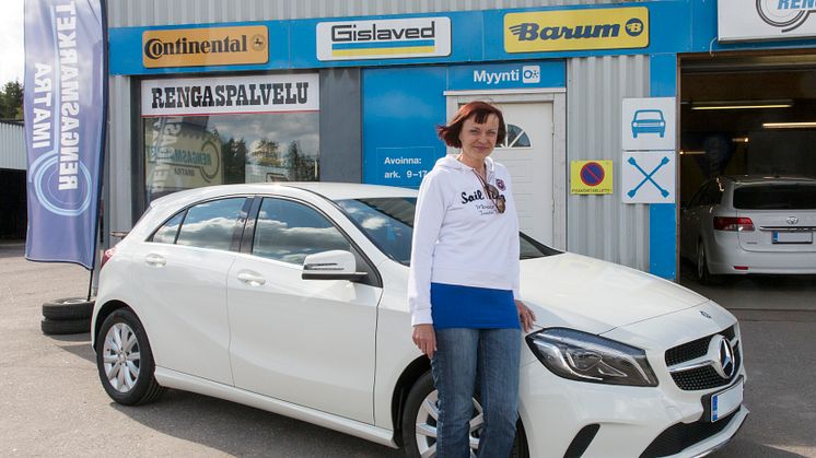 Onnellinen tuliterän Mercedes-Benzin voittaja Päivi Nakari