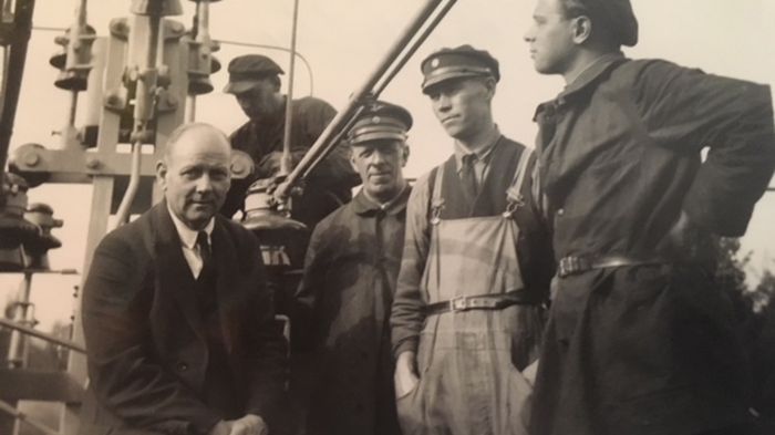 Bild från när tråden drogs mellan Hallsberg  och Motala på 30-talet. Emils morfar syns längst till höger i bild.